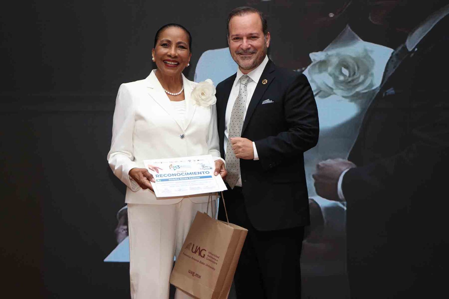 al final se entrego un reconocimiento a la sra nedeka por su ponencia