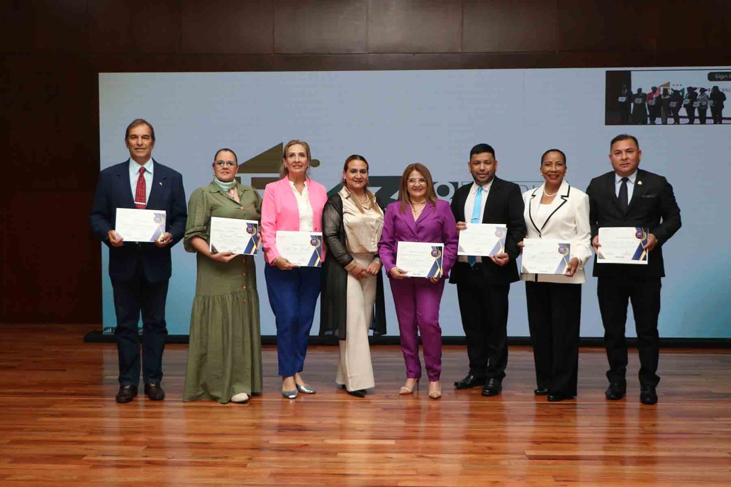 Al final se entregaron reconocimientos a los participantes