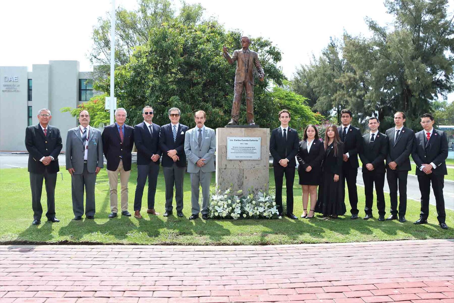 se erigio una estatua en memoria del lic carlos cuesta gallardo
