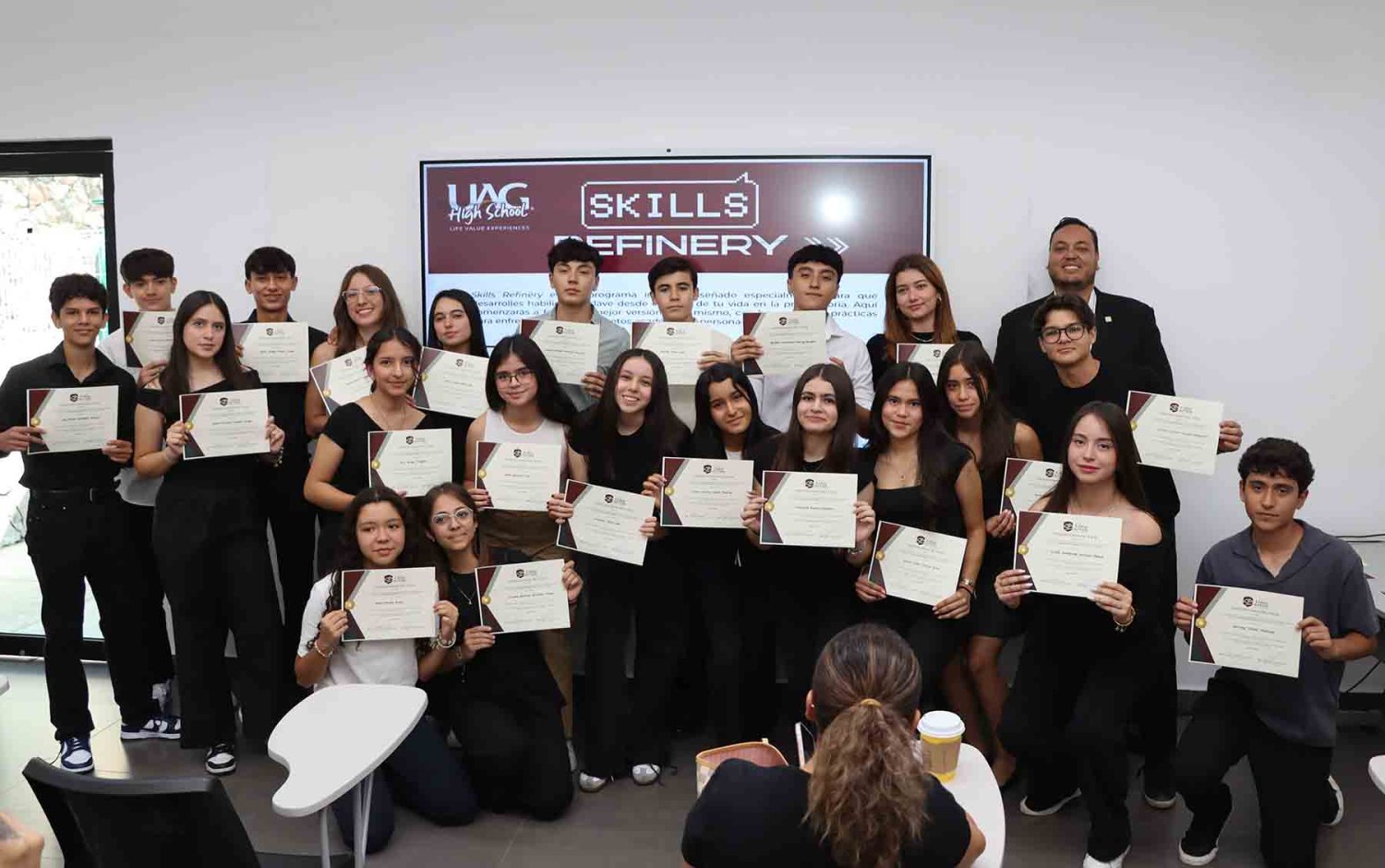 Estudiantes de secundaria participan en actividades que fomentan el trabajo en equipo y la convivencia.