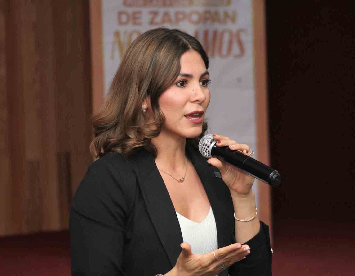 la diputada monica magana estuvo en una conferencia con alumnos de la uag
