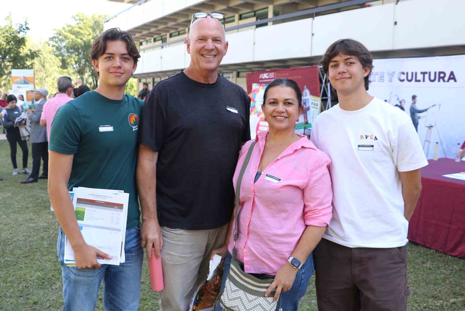 jovenes y padres de familia tienen la oportunidad de conocer los programas e instalaciones en el open house uag
