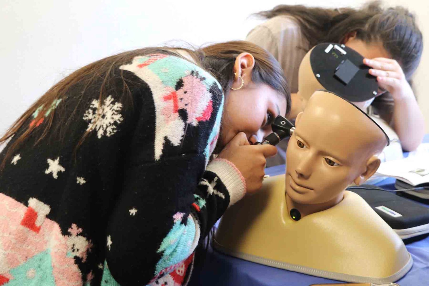 los jovenes conocen las instalaciones y laboratorios durante este recorrido