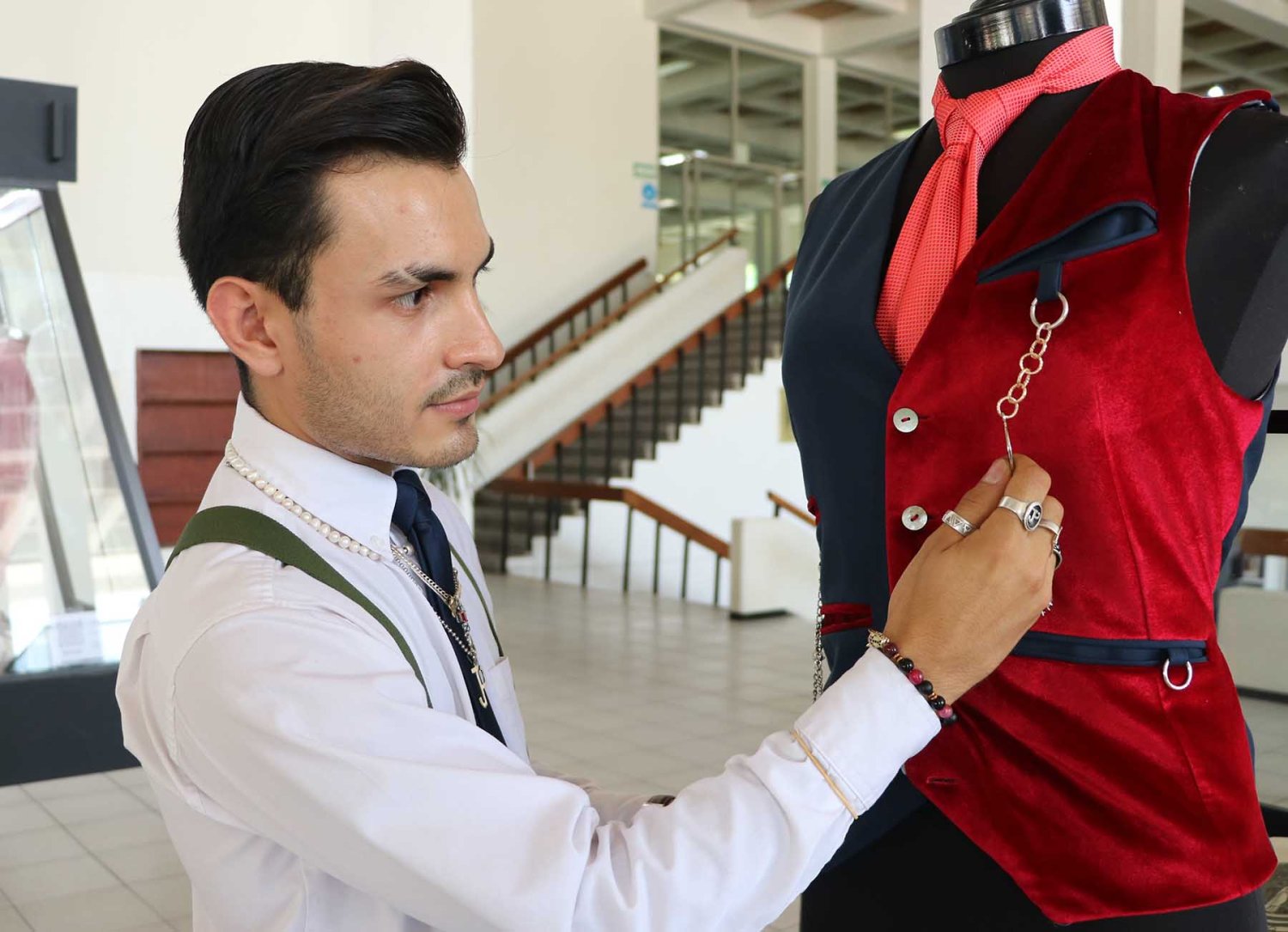 alumno concientiza sobre impacto ambiental de la moda