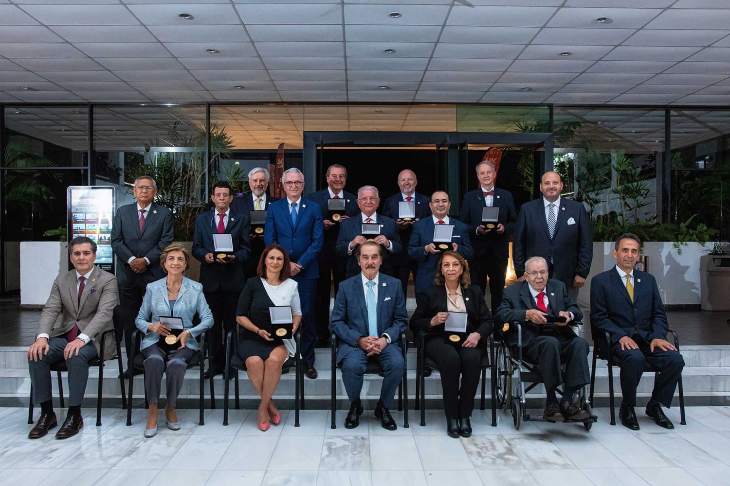 uag reconoce a 12 egresados destacados