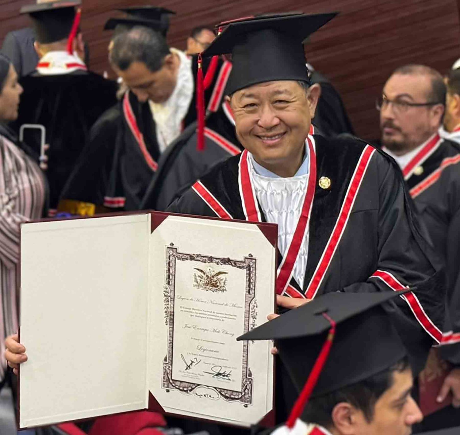 el egresado de la uag recibio el reconocimiento por su destacada labor profesional y social