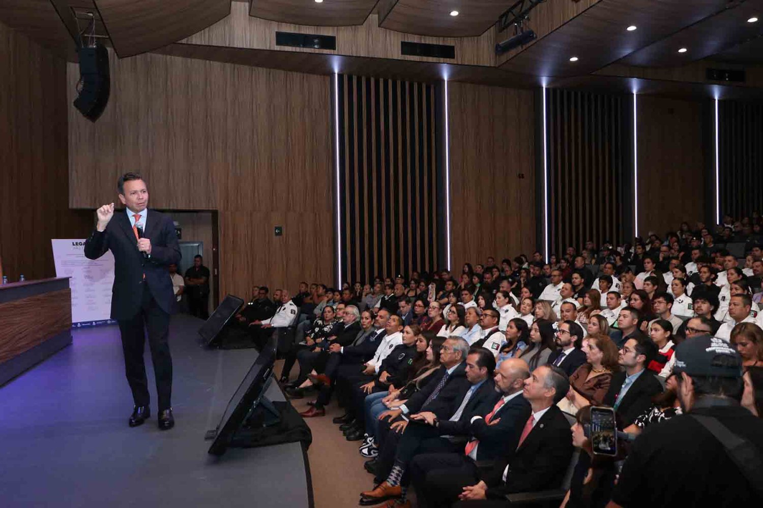 el gobernador destaco que este programa dignifica la labor policial