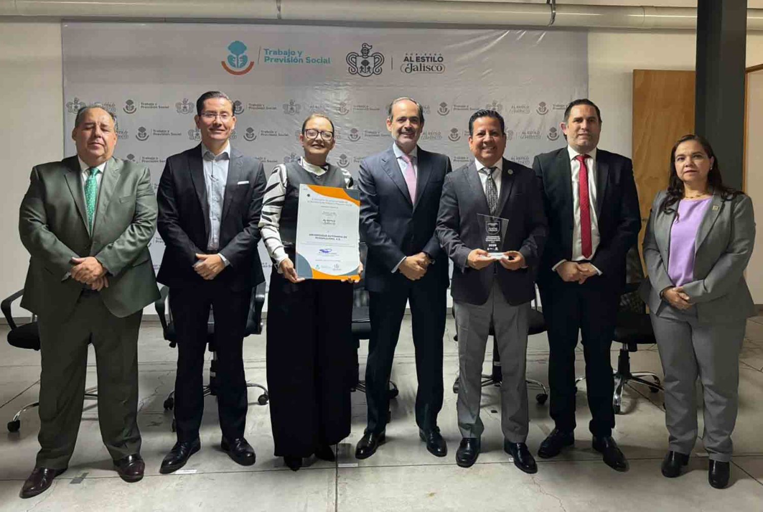 el distintivo se entrego en las instalaciones de la secretaria del trabajo y prevision social