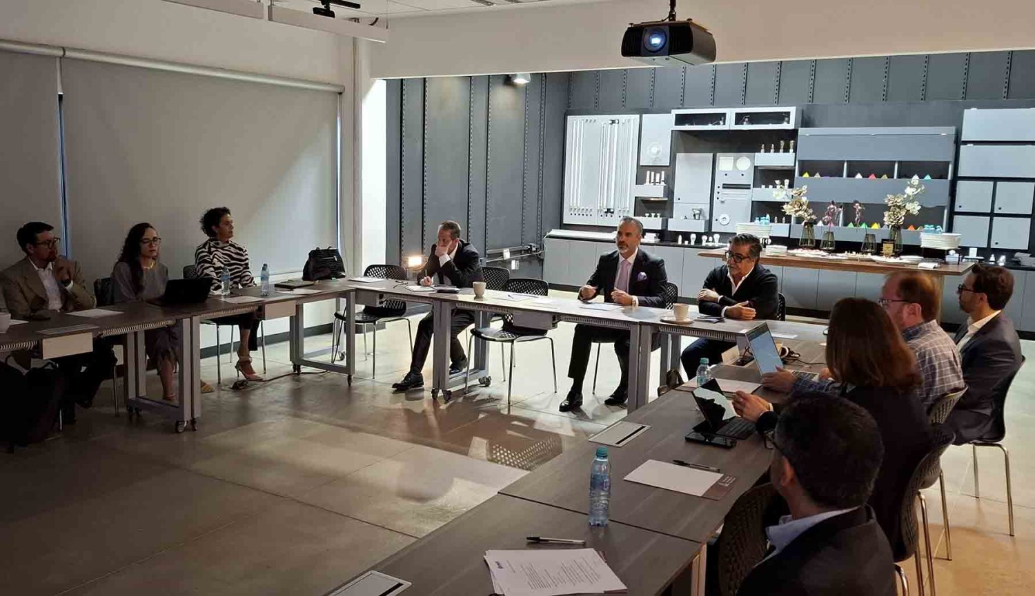 en la mesa se discutieron temas sobre el uso etico de la ia