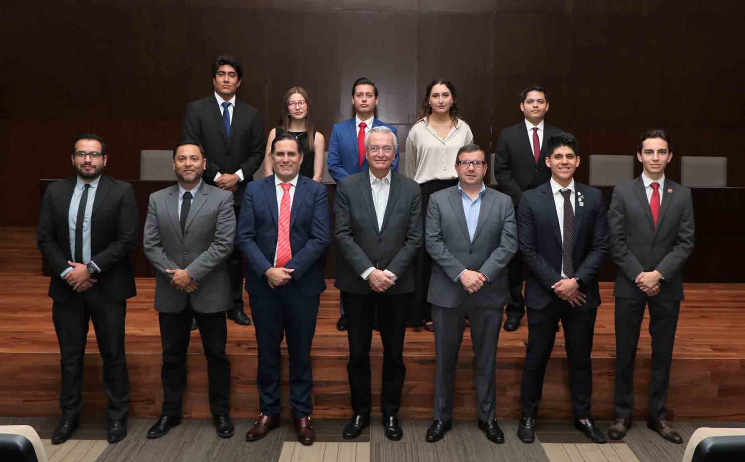 integrantes del capítulo young business Leaders de la uag con autoridades