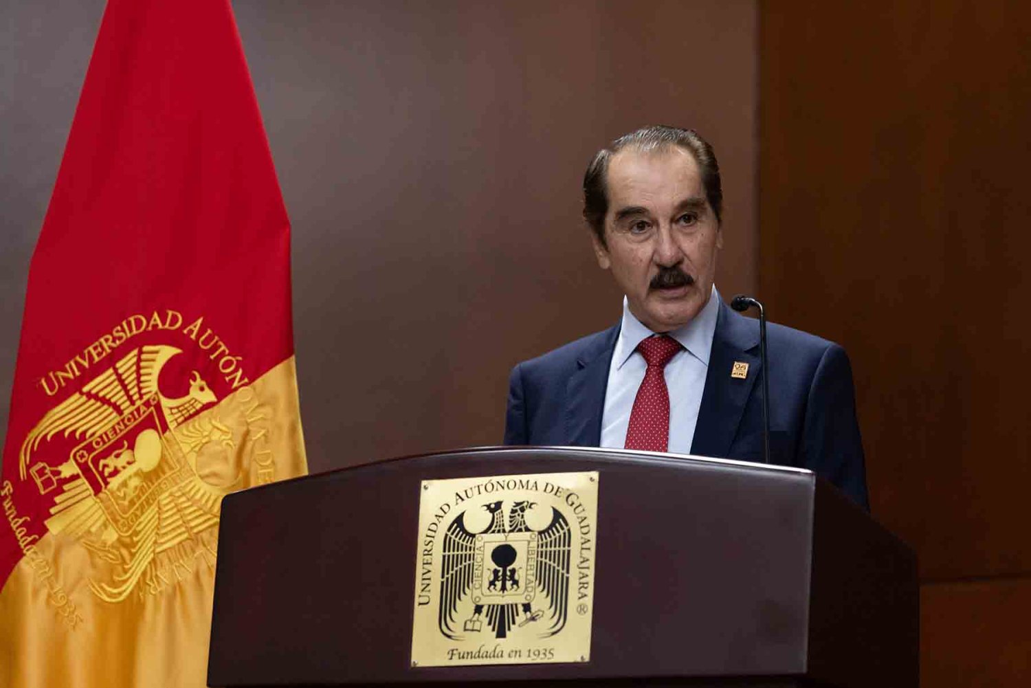 lic antonio leano reyes rector de la uag durante la ceremonia