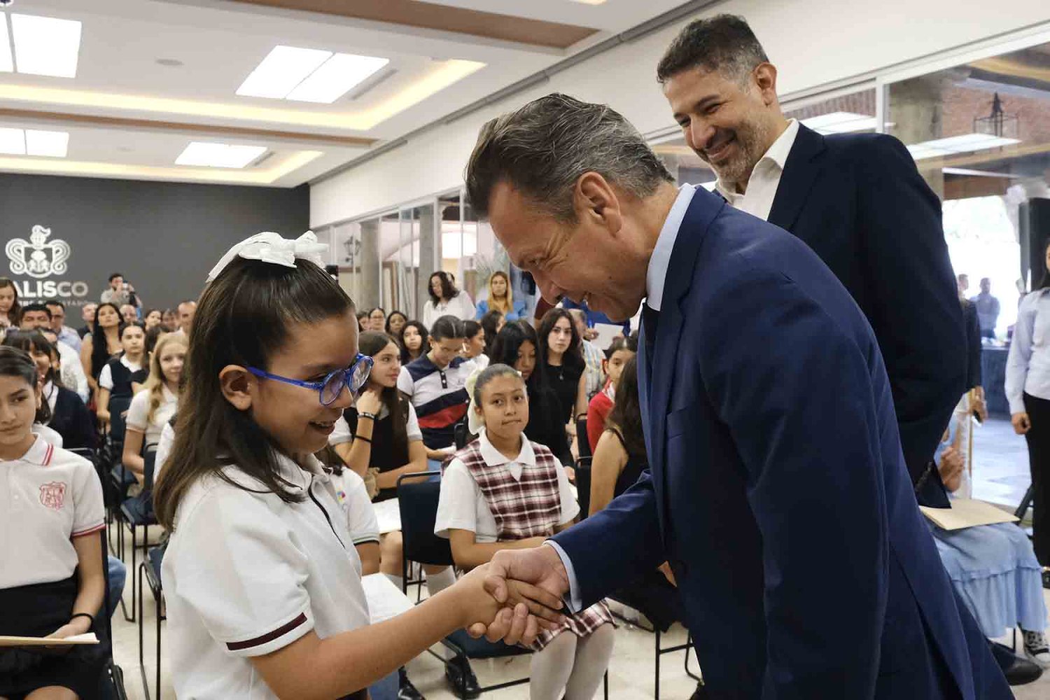 alondra bagatella recibe el reconocimiento por parte del gobernador