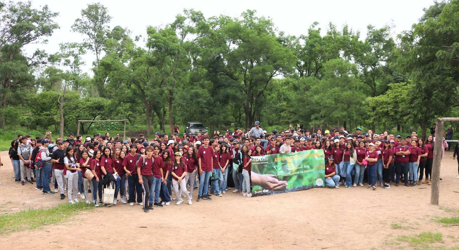 Comunidad universitaria de la UAG planta más 500 árboles en el Bosque El Centinela