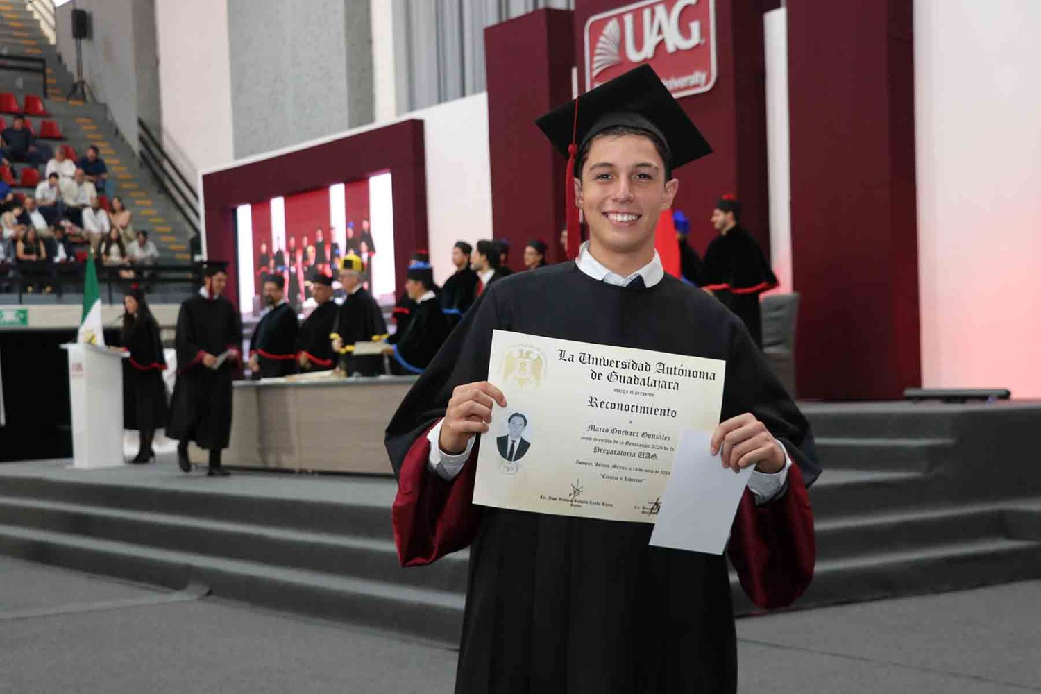 cientos de jovenes se graduan de preparatorias de la uag