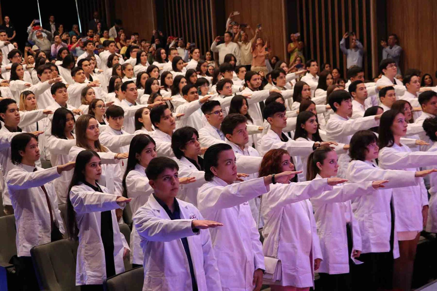 cientos de lideres innovadores inician su formacion como medicos
