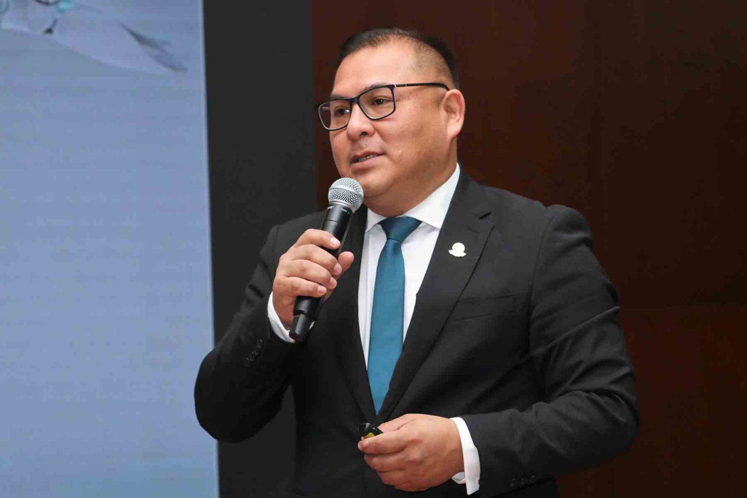 loc ronny gerardo galagua durante su ponencia en el 3er foro de relaciones publicas y protocolo