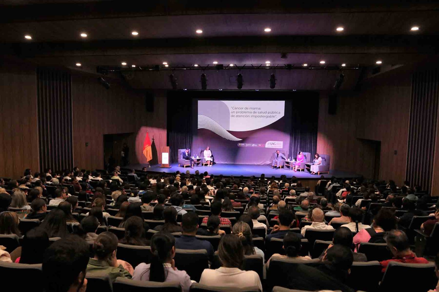 en el panel participaron expertos y miembros de la fundacion voluntarias contra el cancer