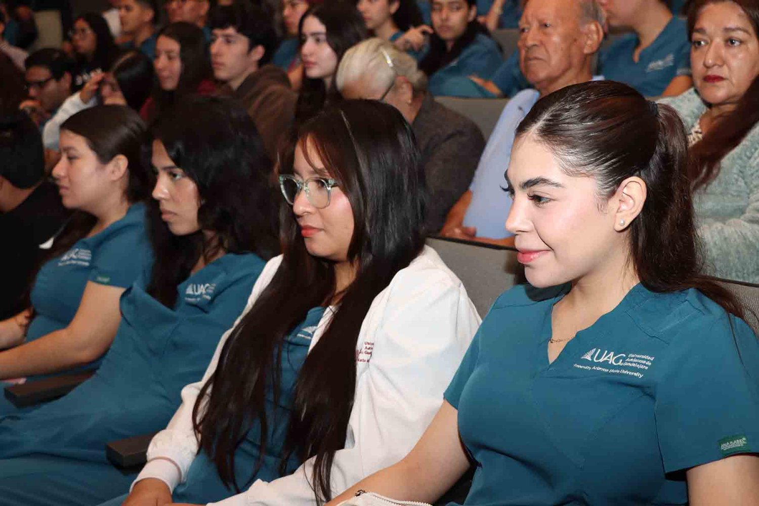 estudiantes de enfermeria de la uag en el evento