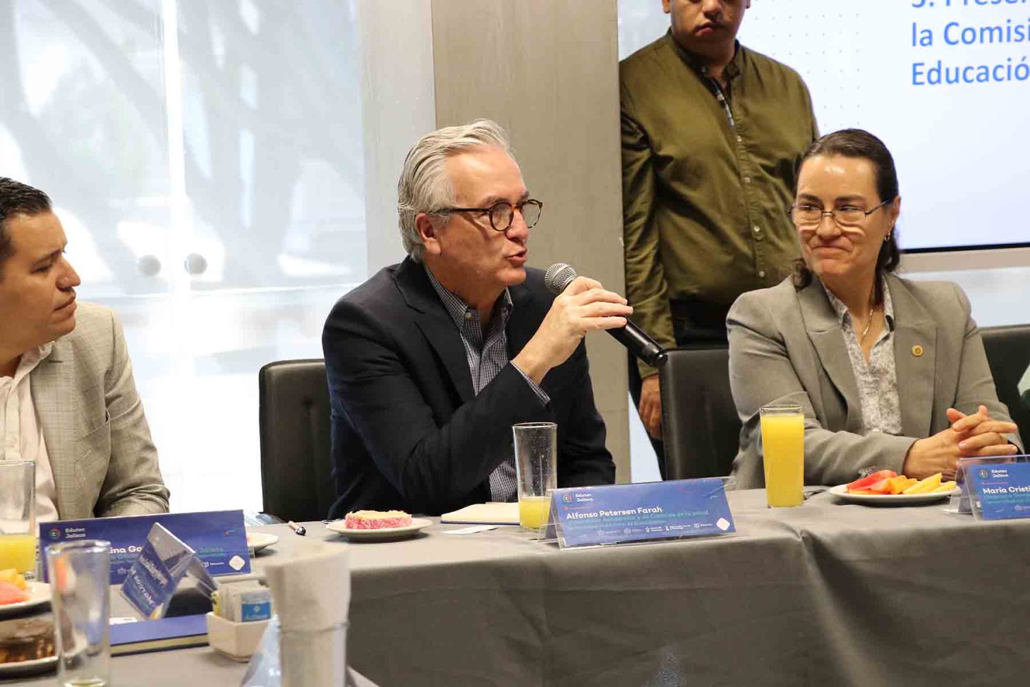 dr alfonso petersen farah durante la reunion