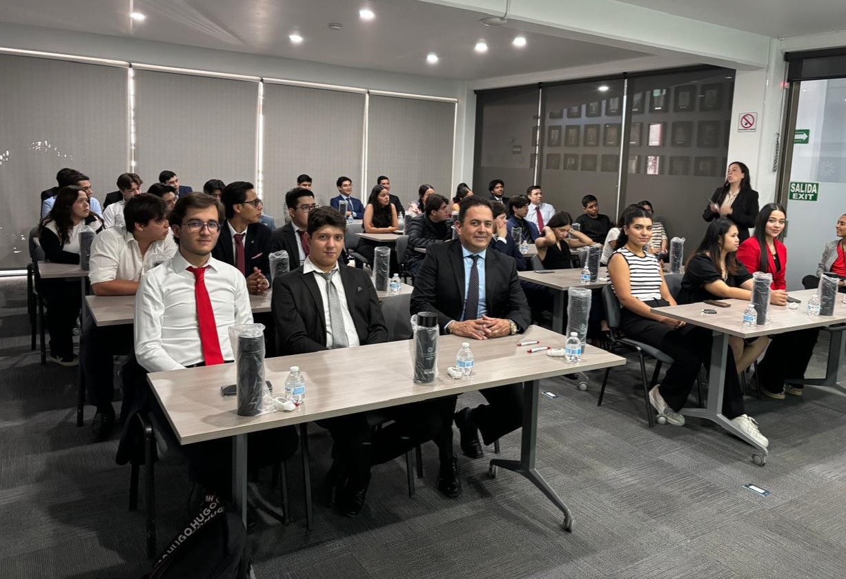 los alumnos conocieron las funciones y areas del colegio de contadores