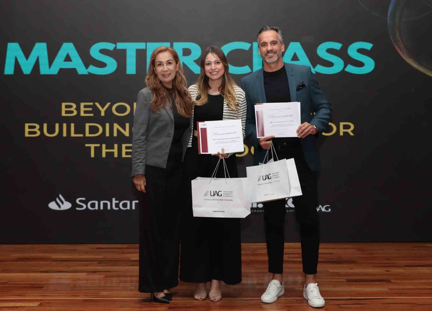 Mtro. Juan Carlos Leaño del Castillo y la Mtra. Montserrat Hidalgo Gallardo