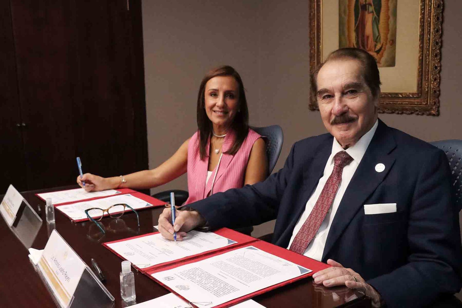 Sra. Maye Villa de Lemus y Lic. Antonio Leaño Reyes