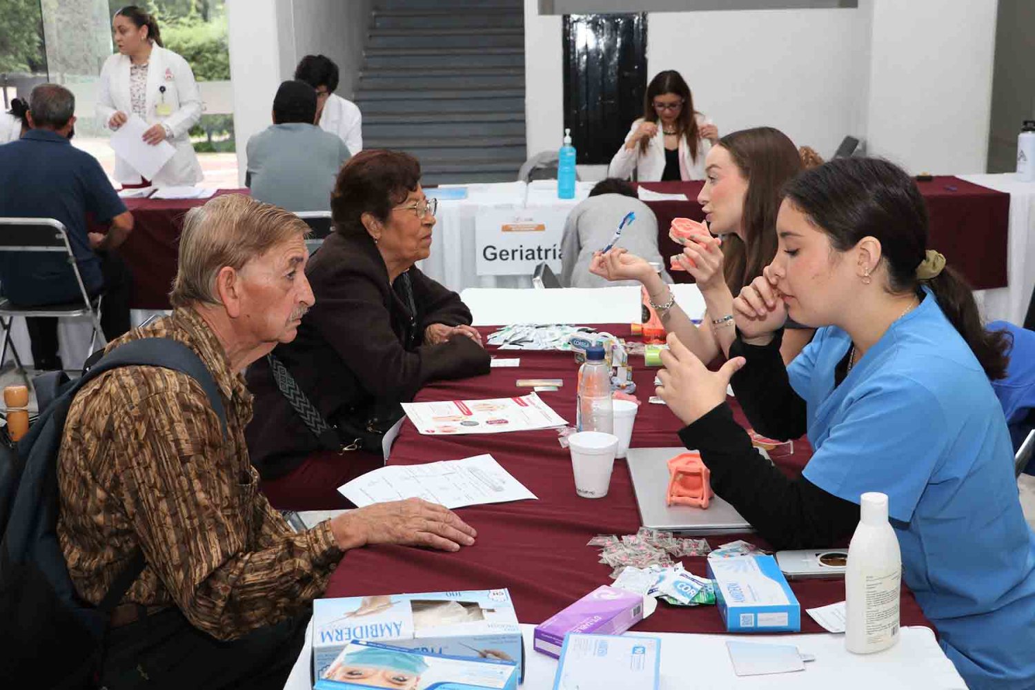 los jubilados fueron atendidos por personal y estudiantes de la uag