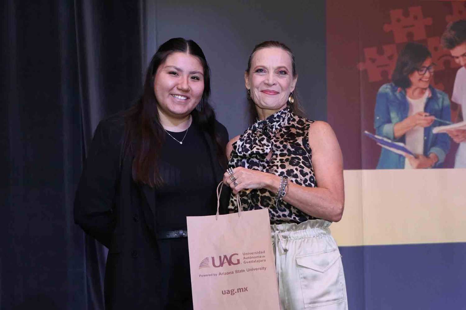 al final se entrego un reconocimiento a la ponente