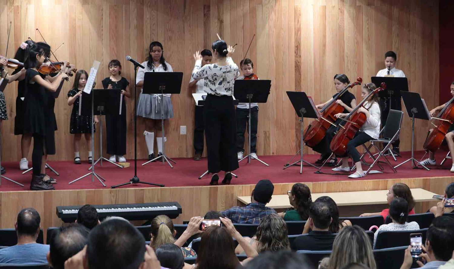 orquesta y coro infantil interpretan canciones populares