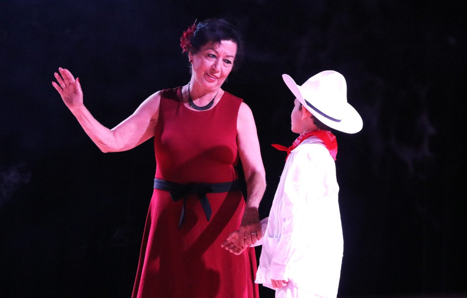 el grupo une generaciones conectando a jovenes y adultos en la preservacion de las tradiciones mexicanas