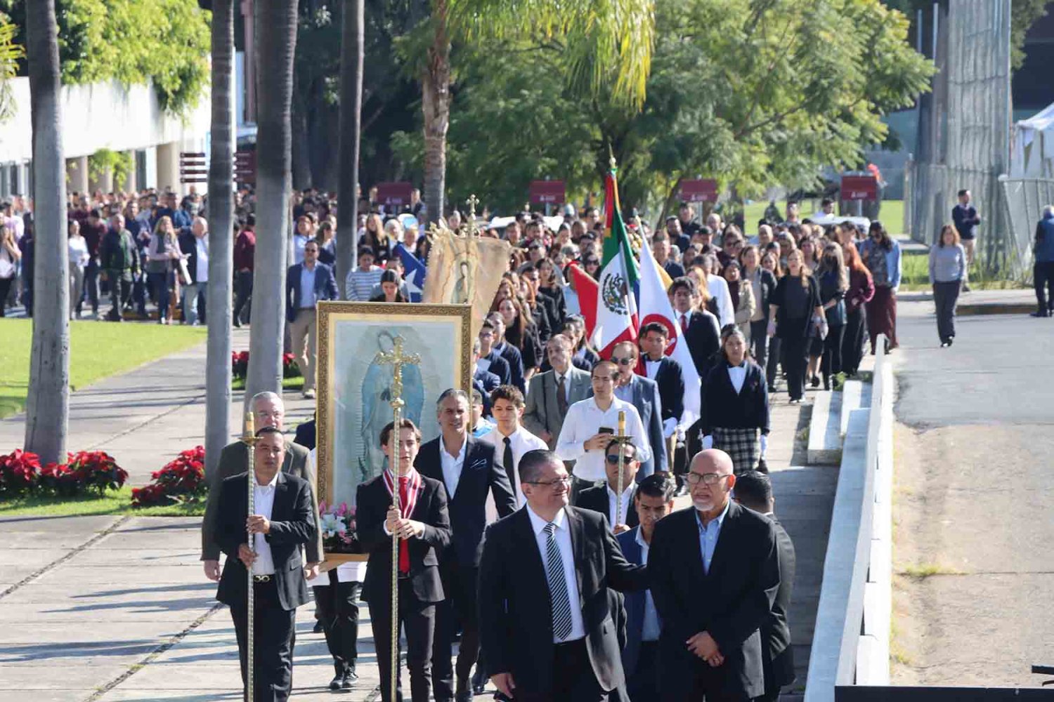 la comunidad universitaria se unio a la procesion
