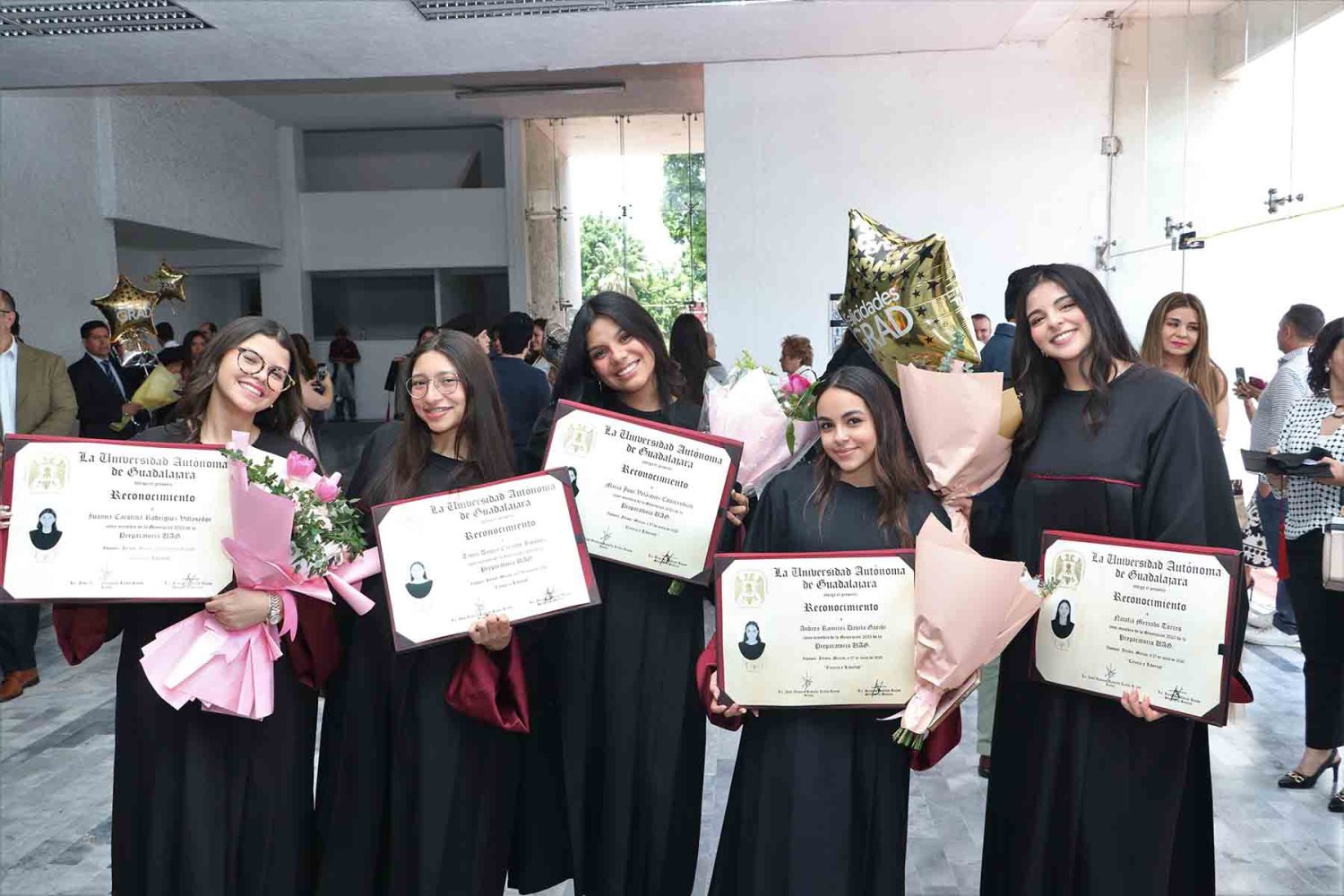 Decenas de jóvenes concluyeron sus estudios de preparatoria en la UAG