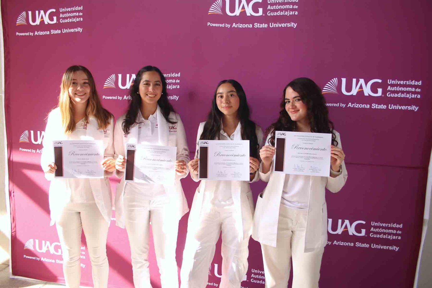 reconocen a los mejores estudiantes de ciencias de la salud