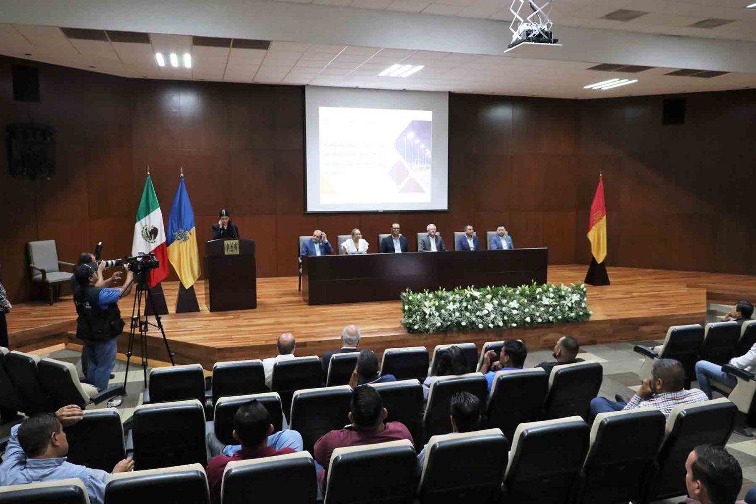 se tuvieron conferencias en las que se compartieron experiencias e ideas innovadoras sobre el sector