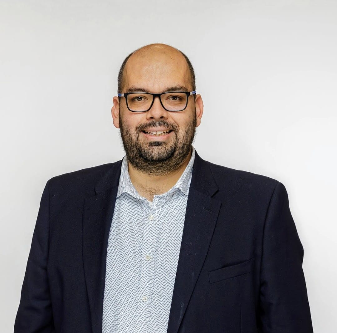 omar garcia representa ahora a los egresados de la uag en guatemala