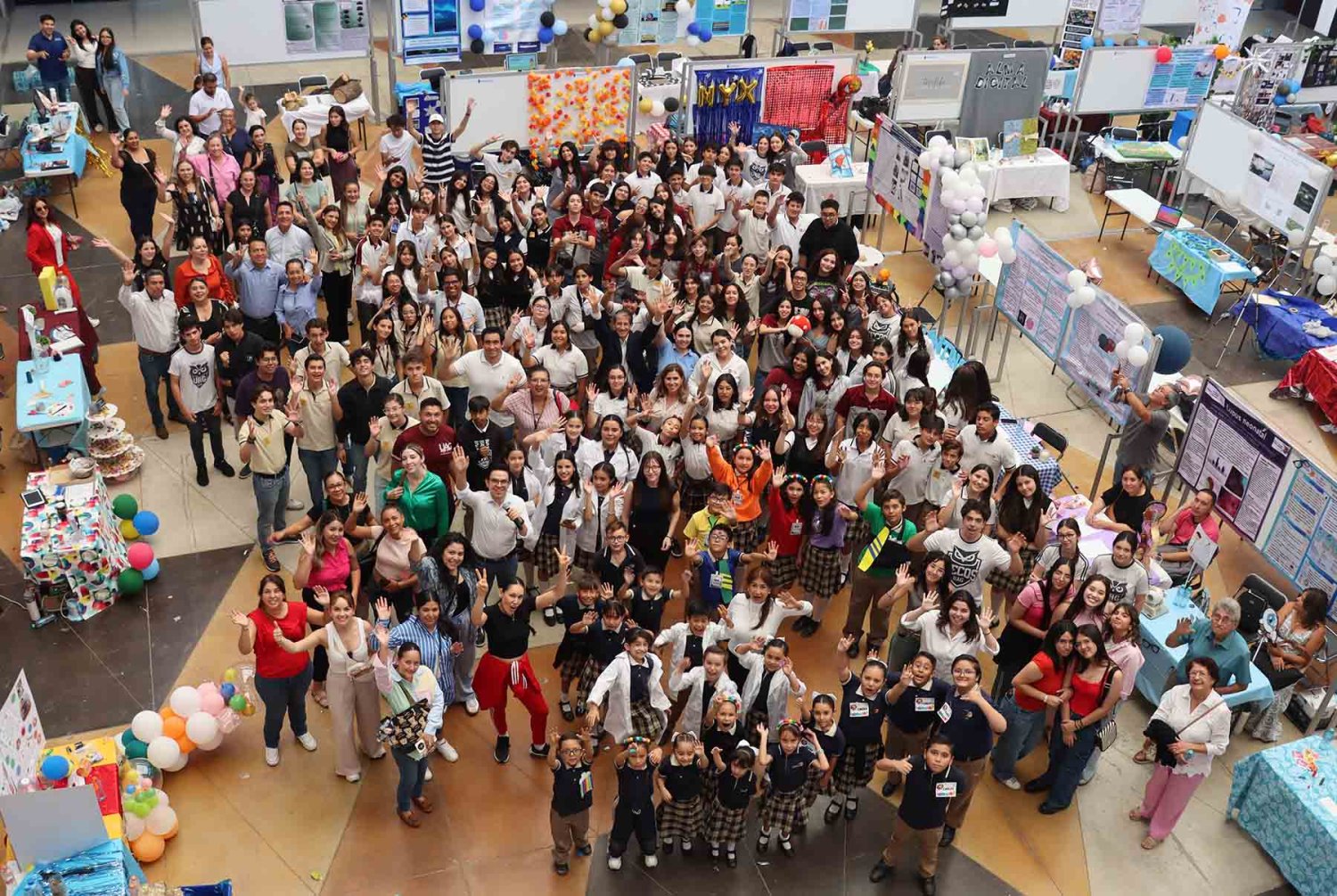 decenas de ninos y jovenes participaron en esta gran feria de ciencias