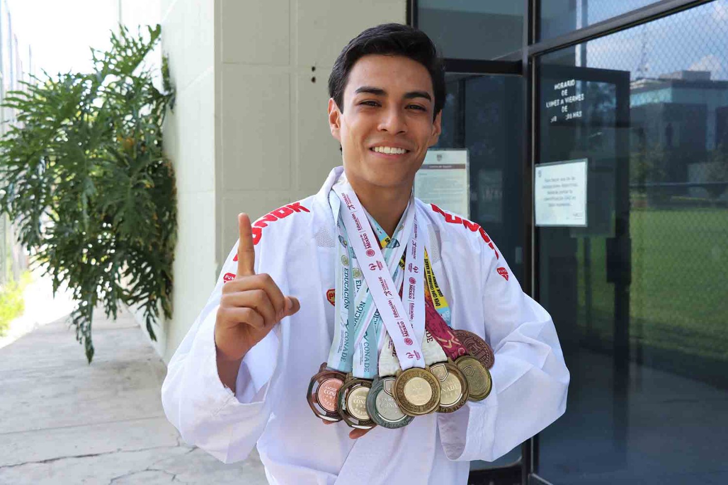 ivan corona iniciara sus estudios de negocios gastronomicos en la uag