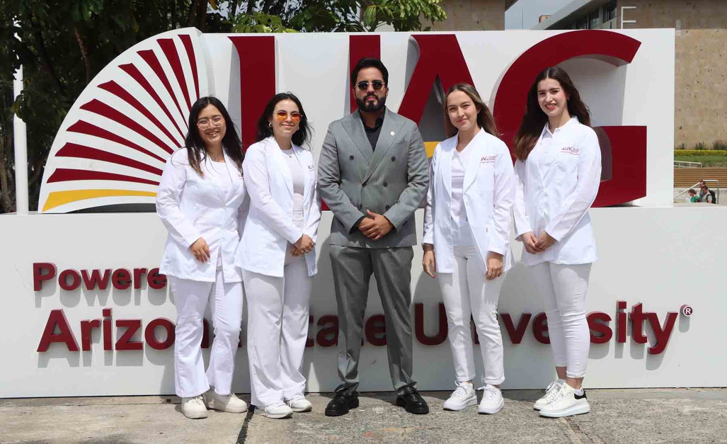 el egresado con estudiantes acutañes de medico cirujano