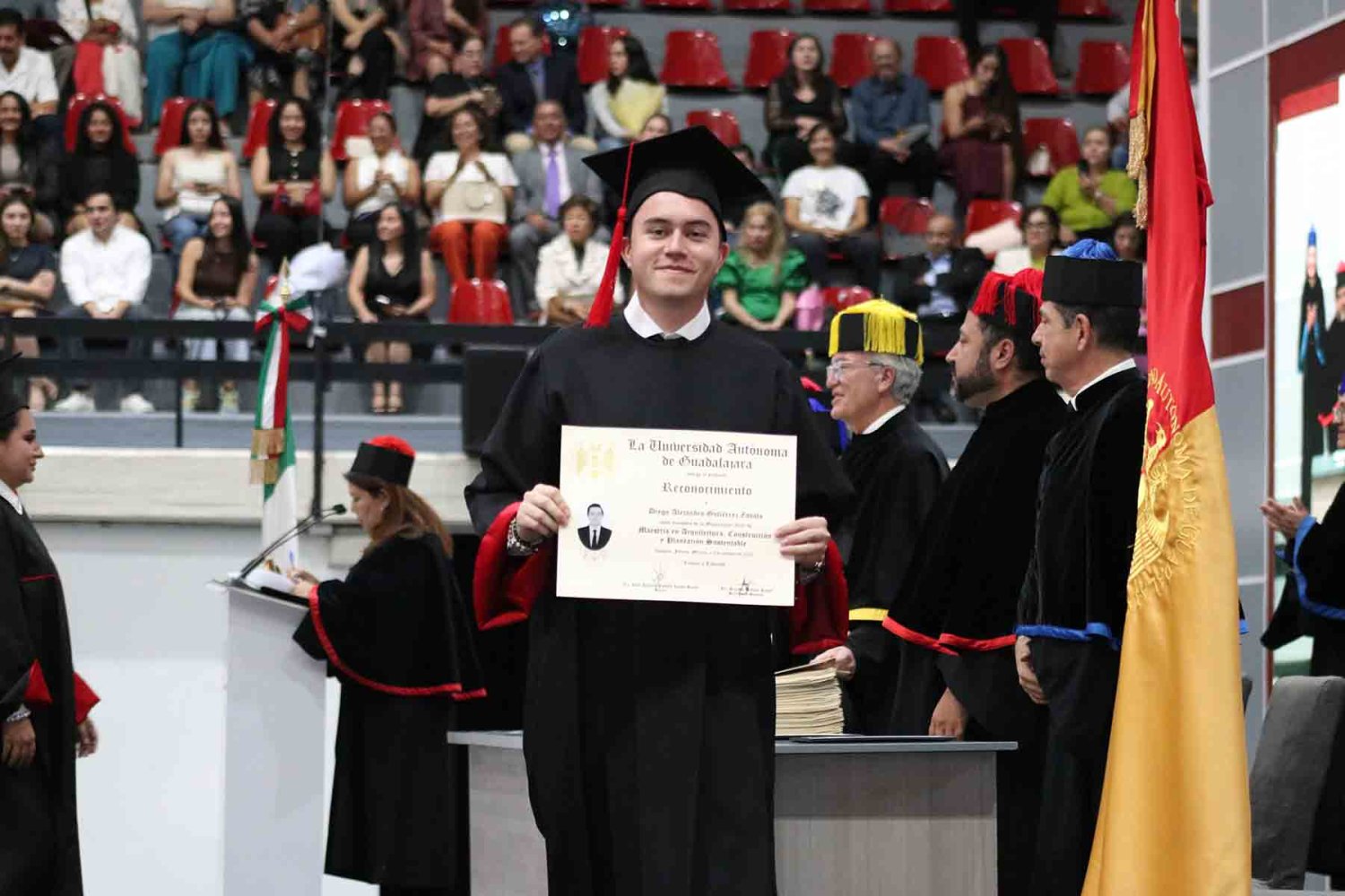 egresados de posgrados presenciales y en línea realizaron su graduación
