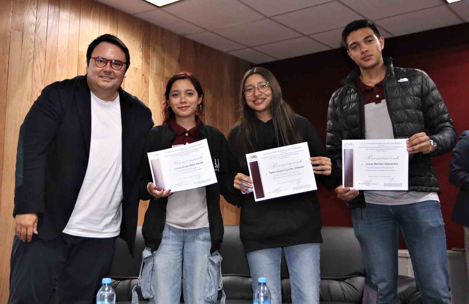 realizan concursos de debate y simulador de negocios