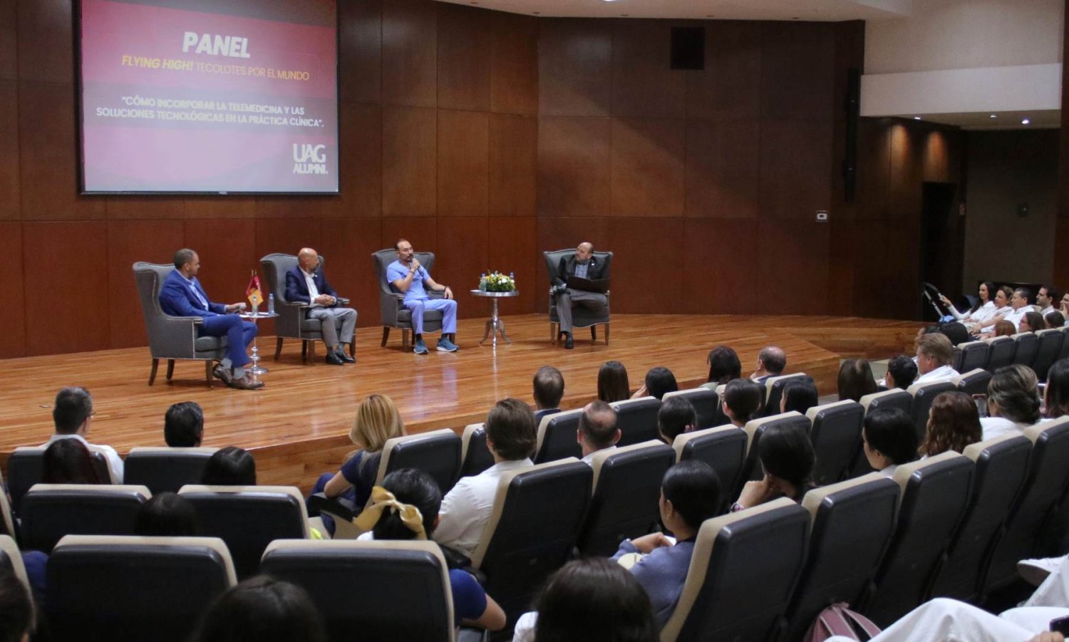 a pesar de la tecnologia el medico nunca debe abandonar el trato humano egresados