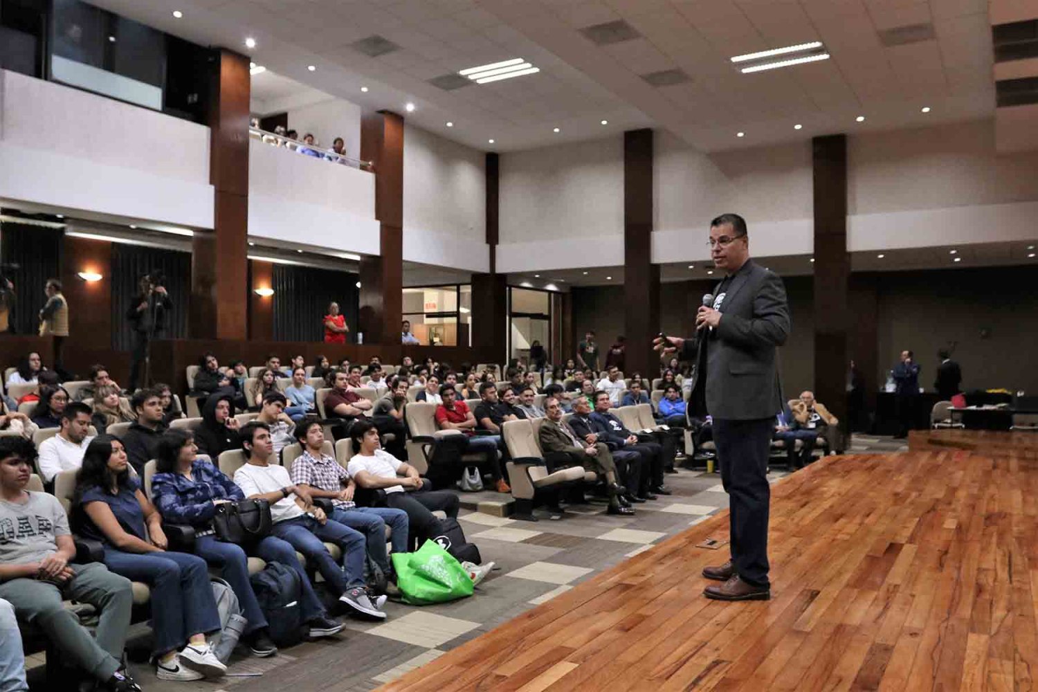 La conferencia se realizó en el Auditorio Dr. Luis Garibay