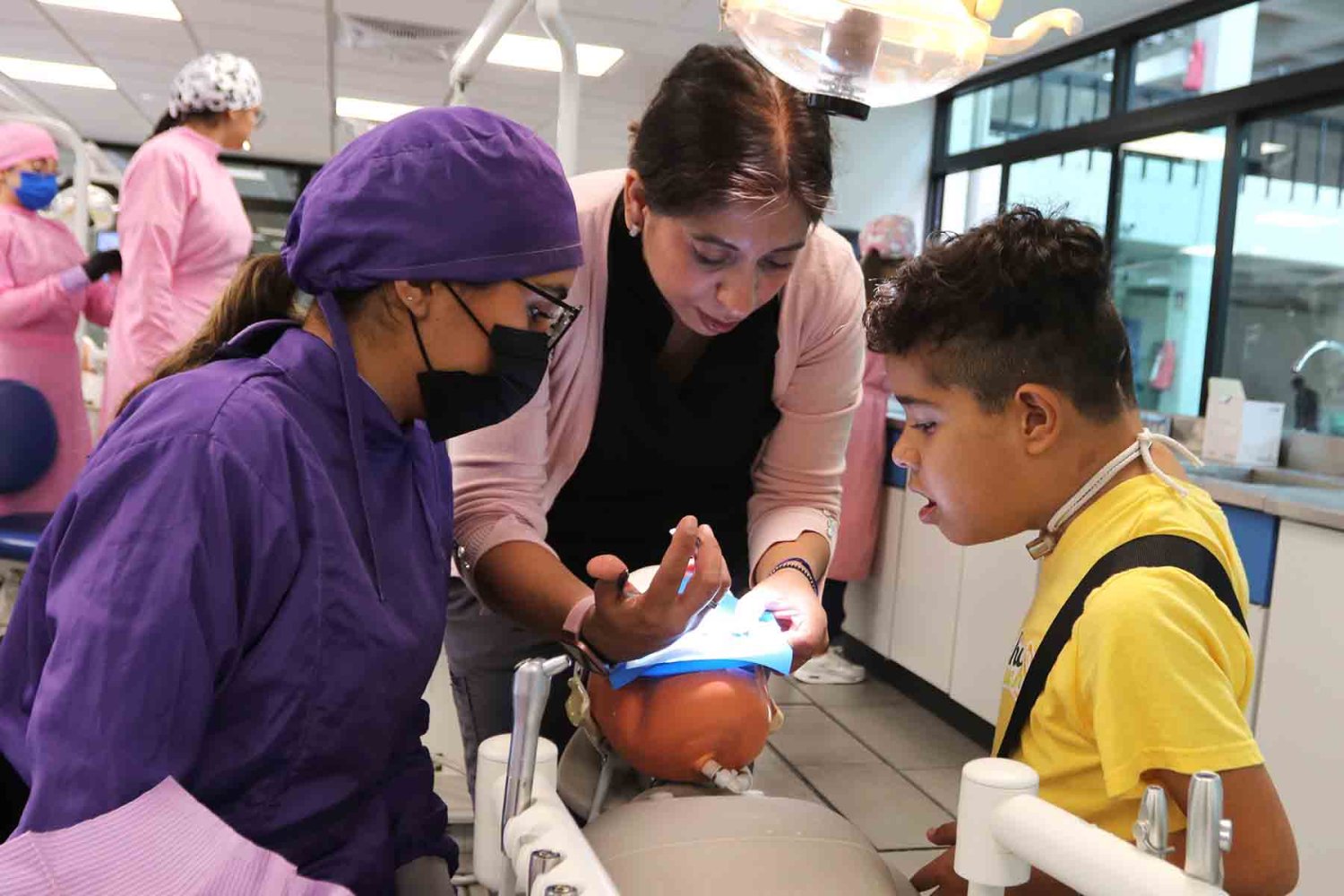 el pequeno conocio los laboratorios y aulas de la uag