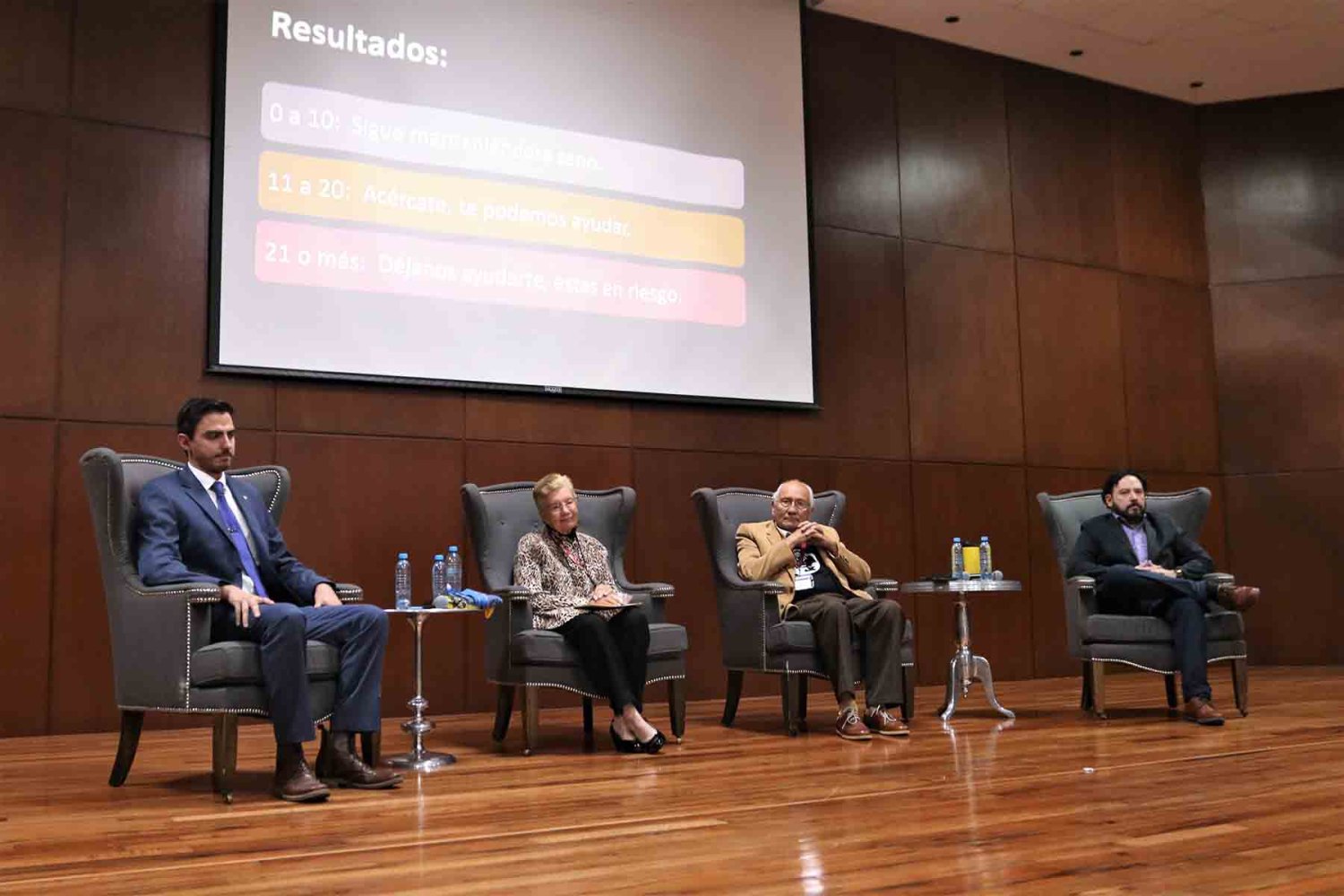 Filósofos comparten reflexiones de vida con jóvenes