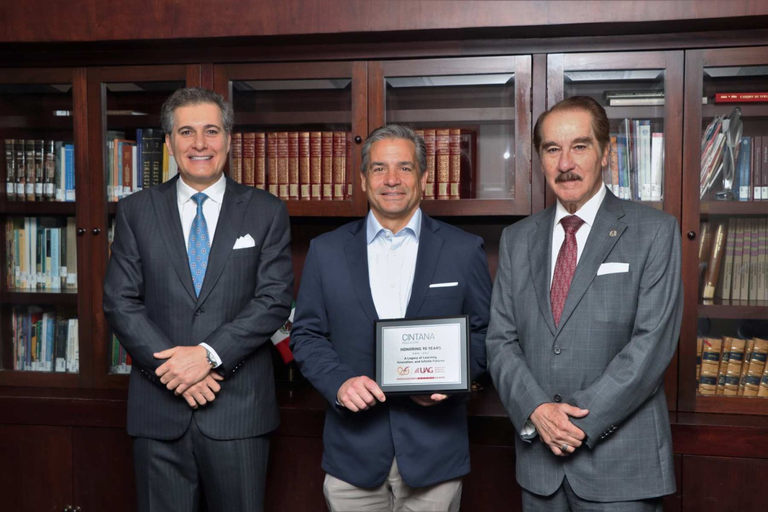 Cintana entrego un reconociemiento a la uag