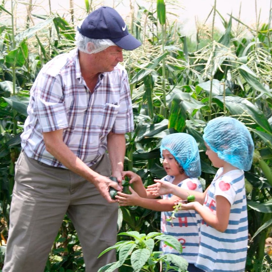 con su empresa tiene un alto compromiso con la sociedad
