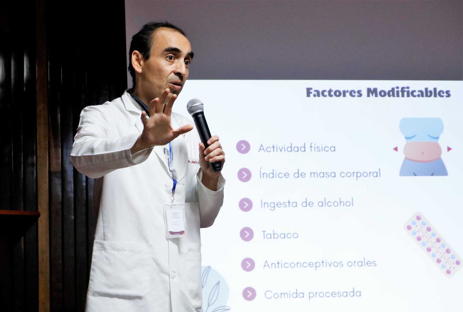 imparten conferencia sobre el cancer de mama a colaboradoras