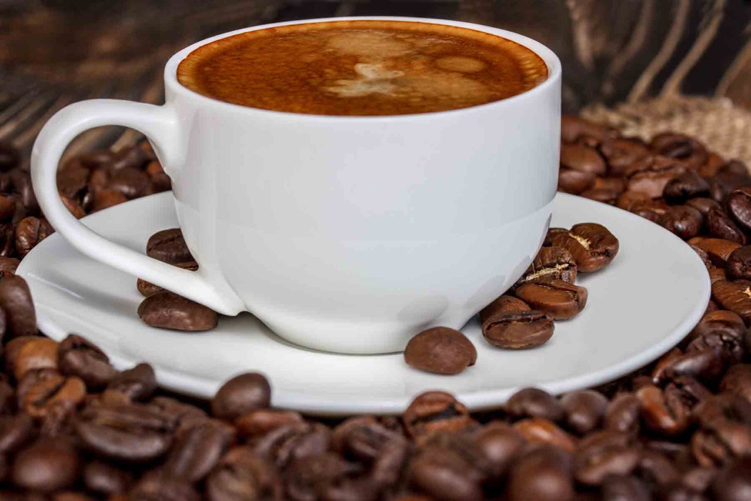 cuanta cafeina tiene una taza de cafe