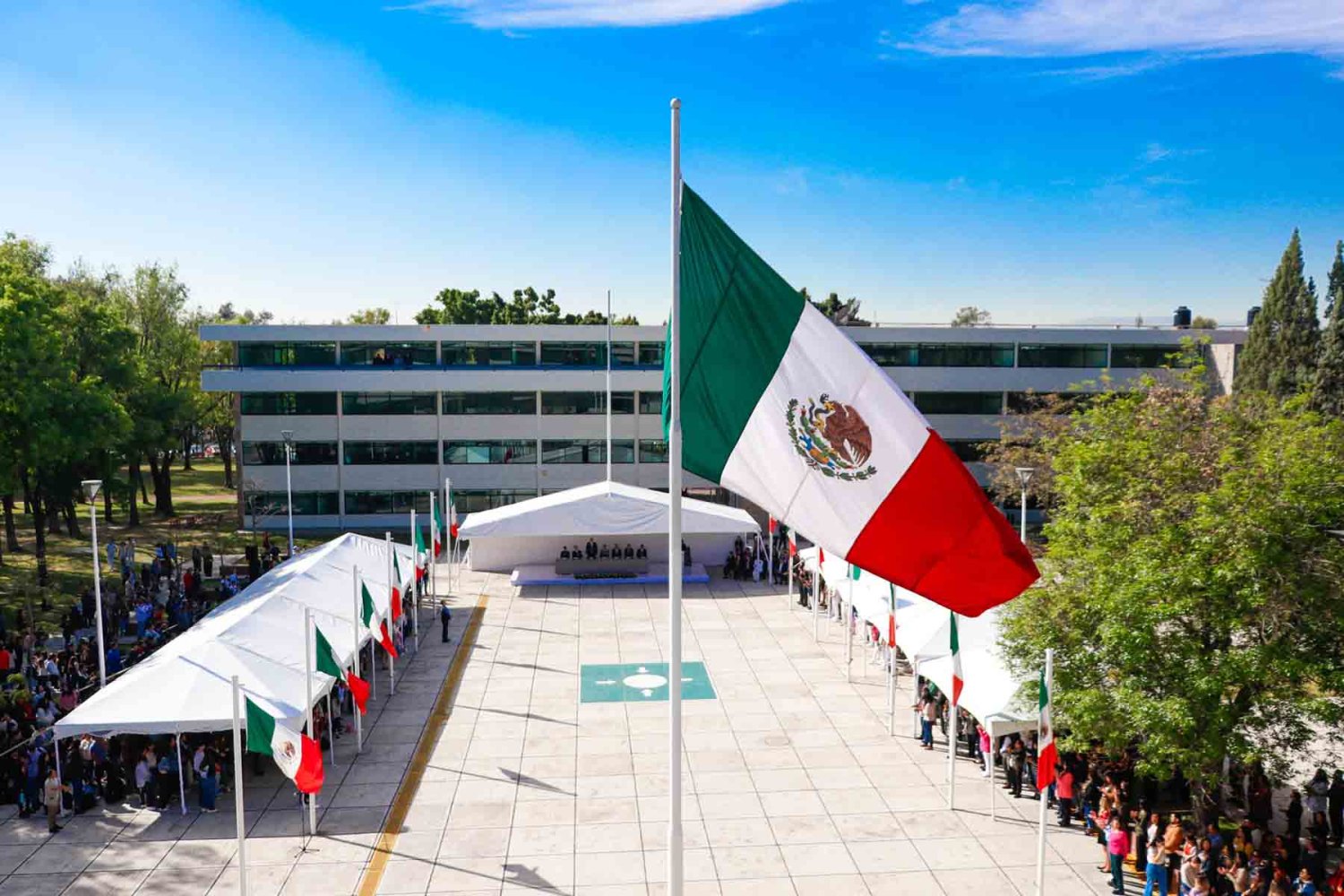 la uag celebra a la bandera nacional