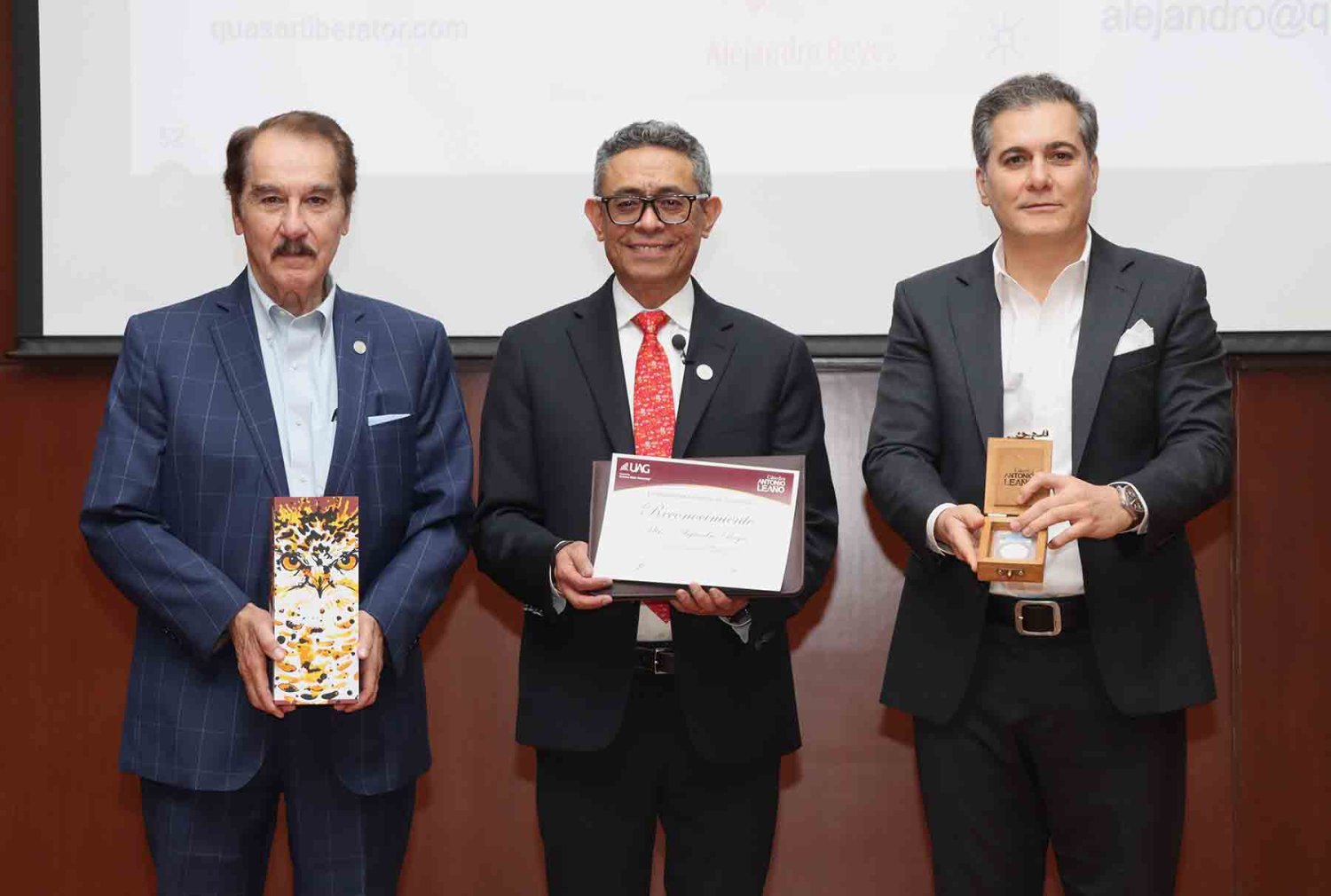 Lic. Antonio Leaño Reyes, Rector de la UAG Mtro. Alejandro Reyes, expositor y Lic. Antonio Leaño del Castillo Vicerrector General